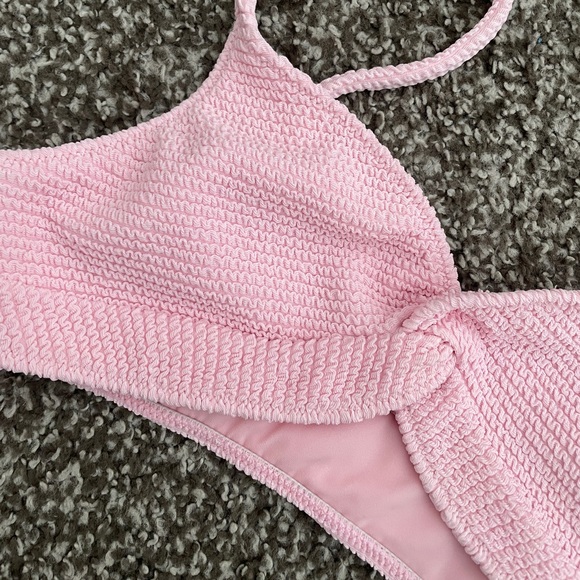 NWT PACSUN PINK TEXTURED TWIST FRONT SWIMSUIT TOP IN SIZE SMALL - Picture 2 of 7